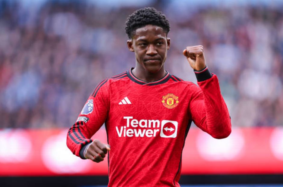 Mùa trước, Mainoo là một trong những cầu thủ nổi bật nhất đội hình Quỷ Đỏ. Cầu thủ sinh năm 2005 ra sân tổng cộng 32 trận trên mọi đấu trường, ghi 5 bàn và có 3 kiến tạo, góp công lớn giúp đội chủ sân Old Trafford vô địch FA Cup vào cuối mùa.